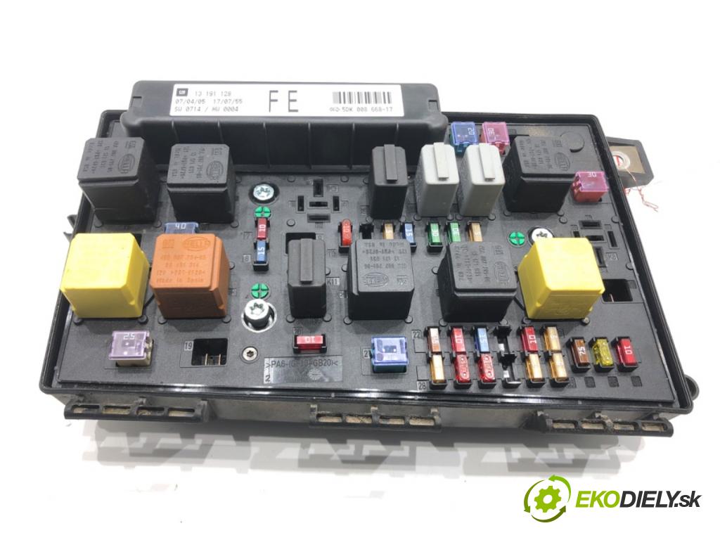 OPEL ASTRA H GTC (A04) 2005 - 2010    1.6 (L08) 77 kW [105 KM] benzyna 2005 - 2010  skříňka poistková 13191128 (Pojistkové skříňky)