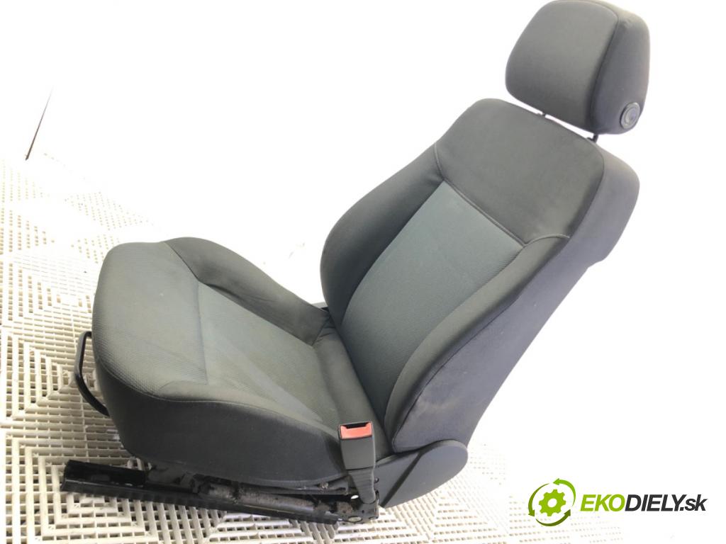OPEL ASTRA H GTC (A04) 2005 - 2010    1.6 (L08) 77 kW [105 KM] benzyna 2005 - 2010  Sedadlo pravy predný