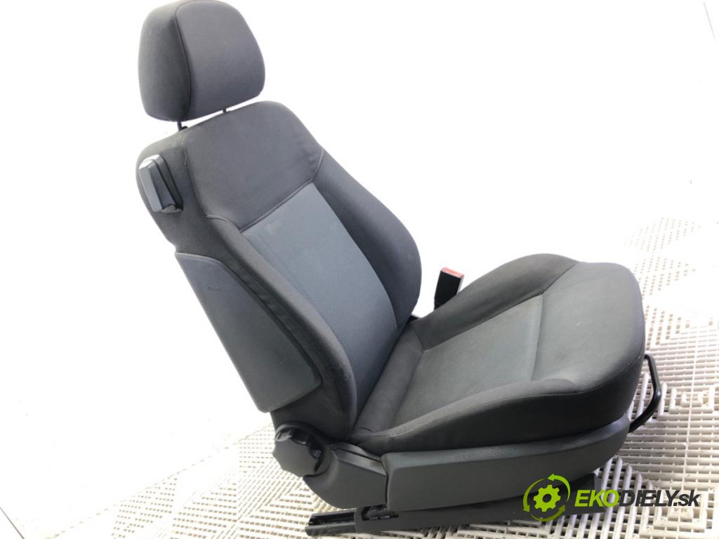 OPEL ASTRA H GTC (A04) 2005 - 2010    1.6 (L08) 77 kW [105 KM] benzyna 2005 - 2010  Sedadlo pravy predný