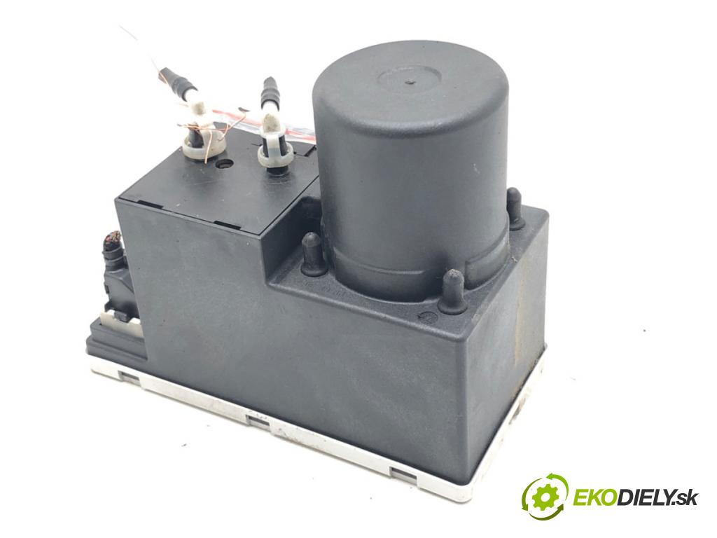 AUDI A4 B5 Avant (8D5) 1994 - 2002    2.5 TDI 110 kW [150 KM] olej napędowy 1997 - 2001  pumpa centrálneho zámku 8D0862257B (Riadiace jednotky centrálneho zámku)