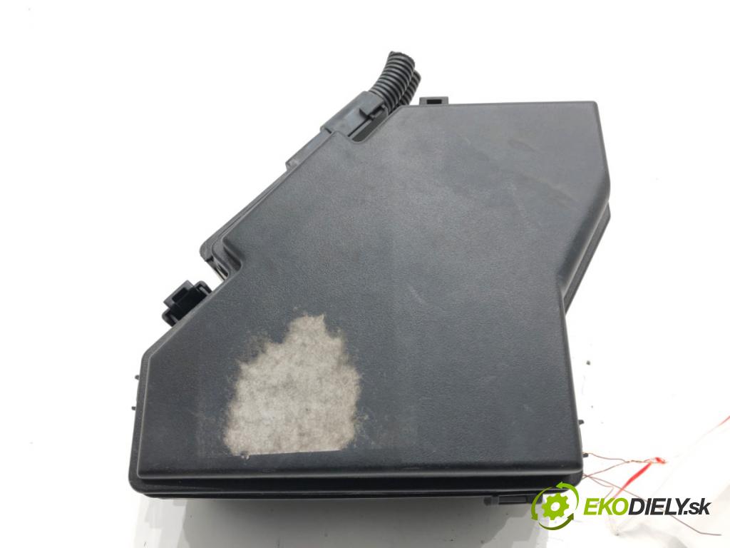 HONDA CR-V III (RE_) 2006 - 2022    2.0 i-VTEC (RE5, RE1) 110 kW [150 KM] benzyna 2007 - 2012  skříňka poistková SWA-0130 (Pojistkové skříňky)