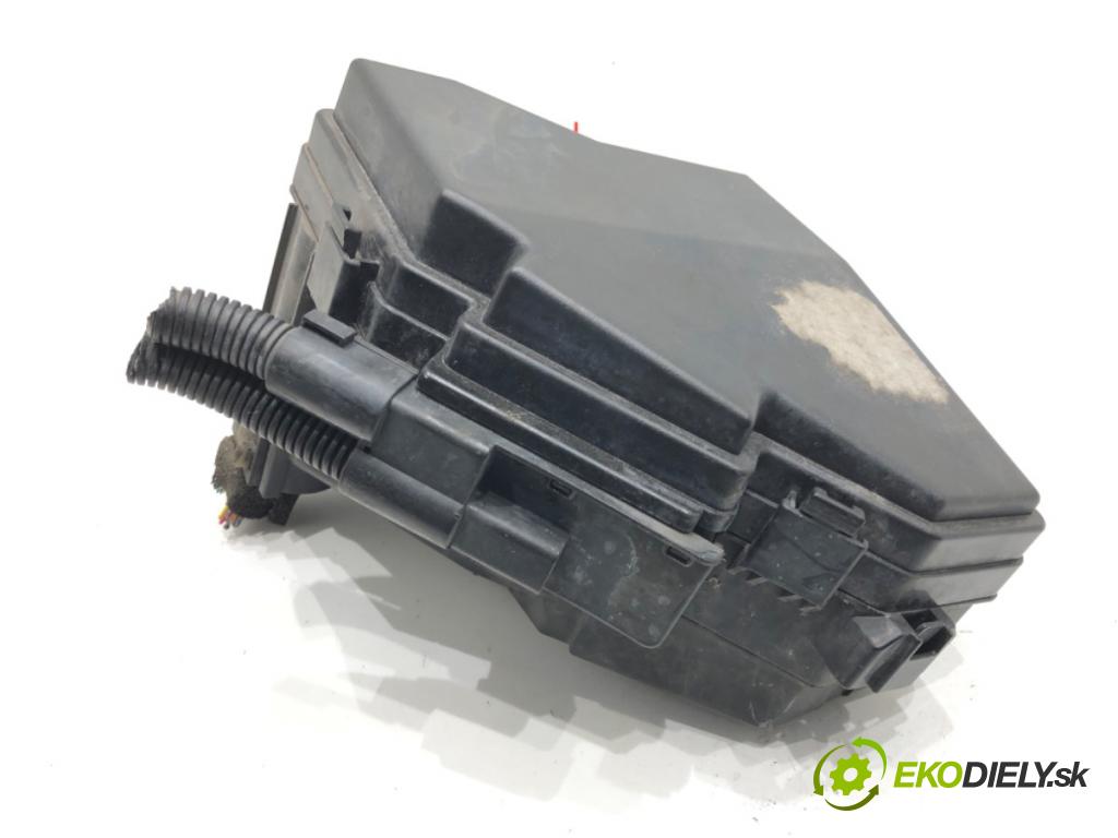 HONDA CR-V III (RE_) 2006 - 2022    2.0 i-VTEC (RE5, RE1) 110 kW [150 KM] benzyna 2007 - 2012  skříňka poistková SWA-0130 (Pojistkové skříňky)