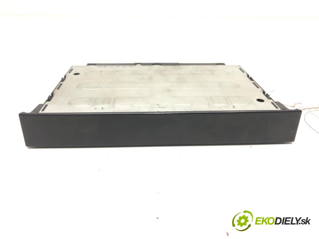 VW GOLF IV (1J1) 1997 - 2008    1.6 16V 77 kW [105 KM] benzyna 2000 - 2005  Držiak na nápoje  (Úchyty, držiaky na nápoje)