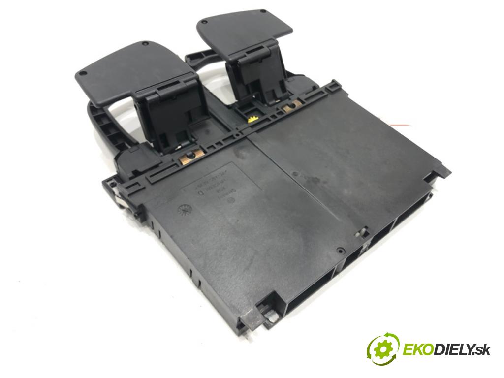 VW GOLF IV (1J1) 1997 - 2008    1.6 16V 77 kW [105 KM] benzyna 2000 - 2005  Držiak na nápoje  (Úchyty, držiaky na nápoje)