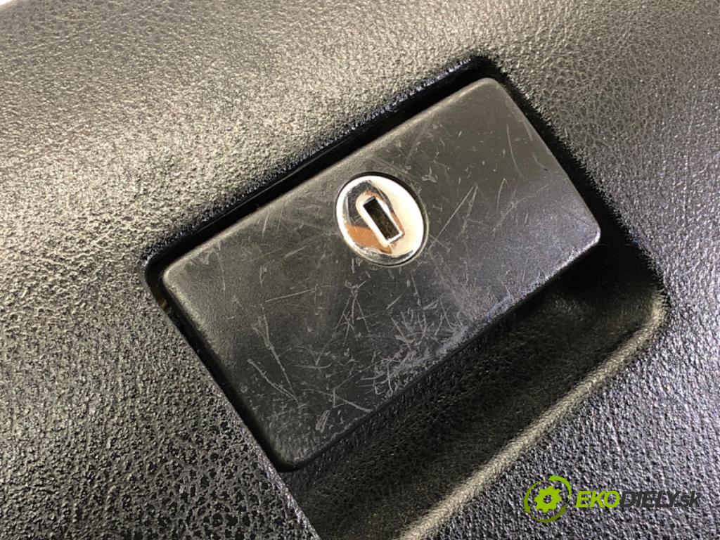 VW GOLF IV (1J1) 1997 - 2008    1.6 16V 77 kW [105 KM] benzyna 2000 - 2005  Priehradka, kastlík spolujazdca  (Priehradky, kastlíky)