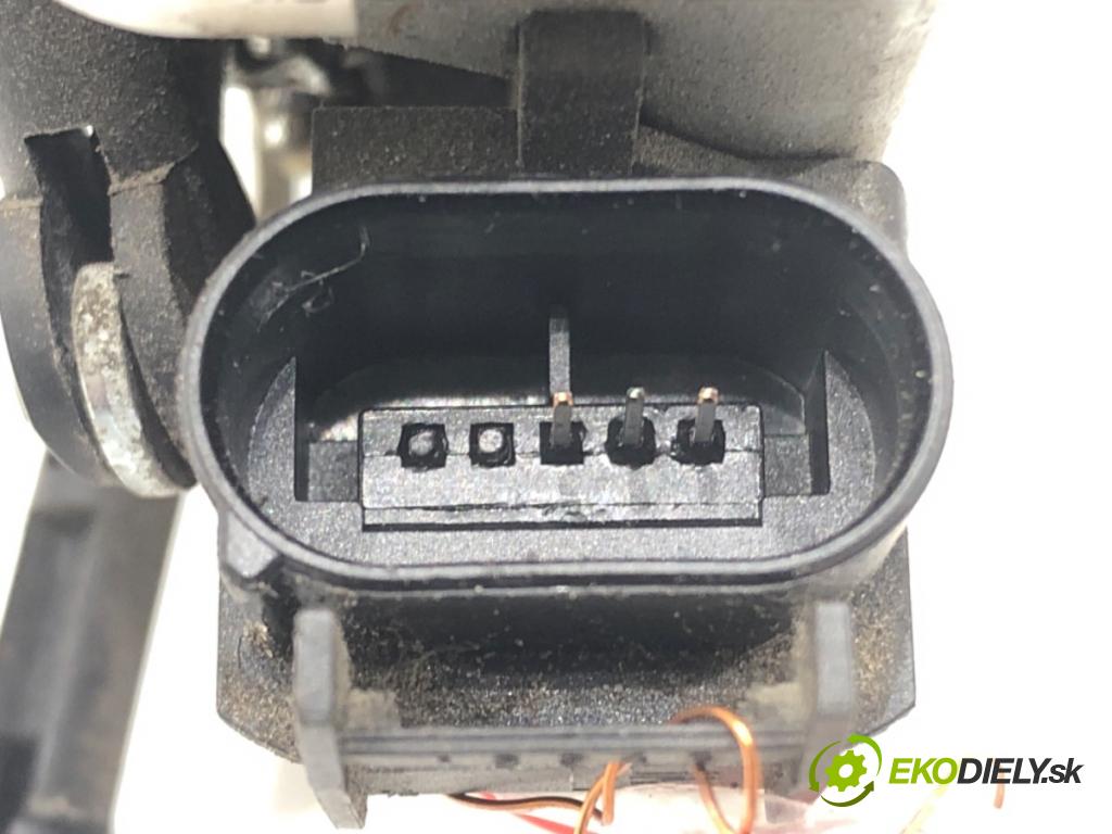AUDI A3 (8L1) 1996 - 2006    1.9 TDI 66 kW [90 KM] olej napędowy 1996 - 2001  zámok dveře levý přední část 8L1837015