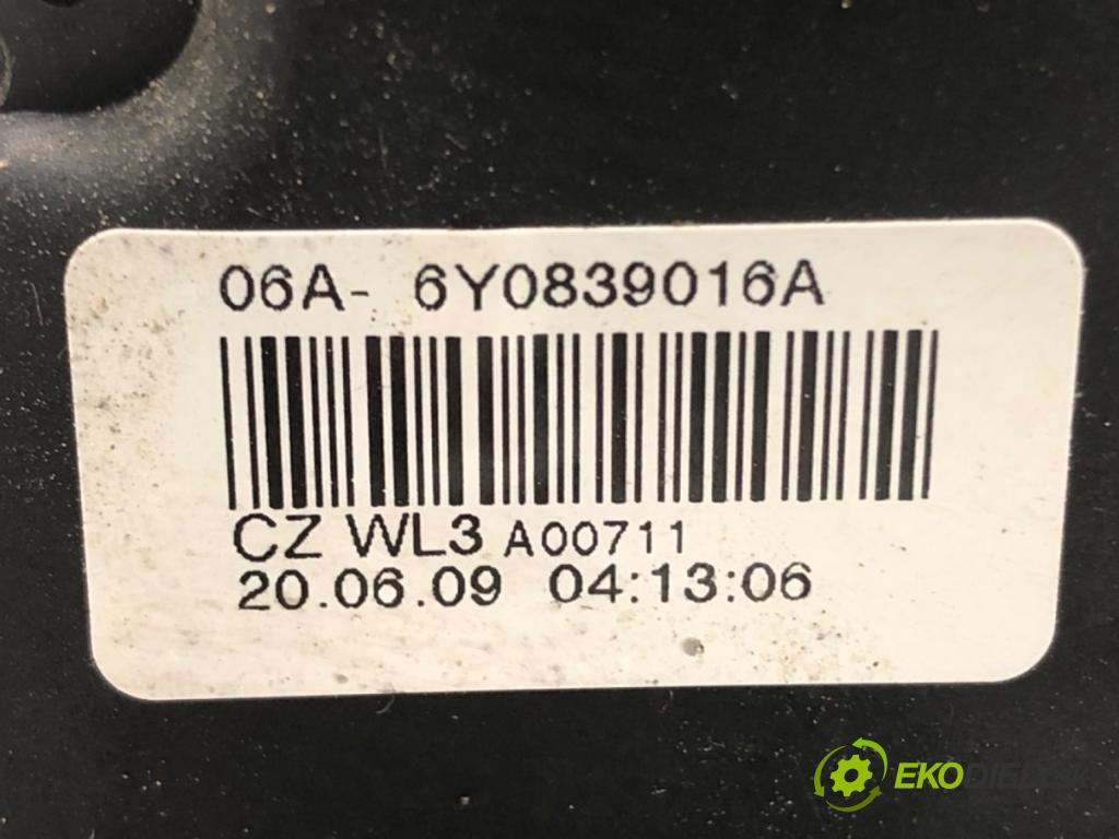 SKODA FABIA II (542) 2006 - 2014    1.4 TDI 59 kW [80 KM] olej napędowy 2007 - 2010  zámok dveře pravý zadní část 6Y0839016A