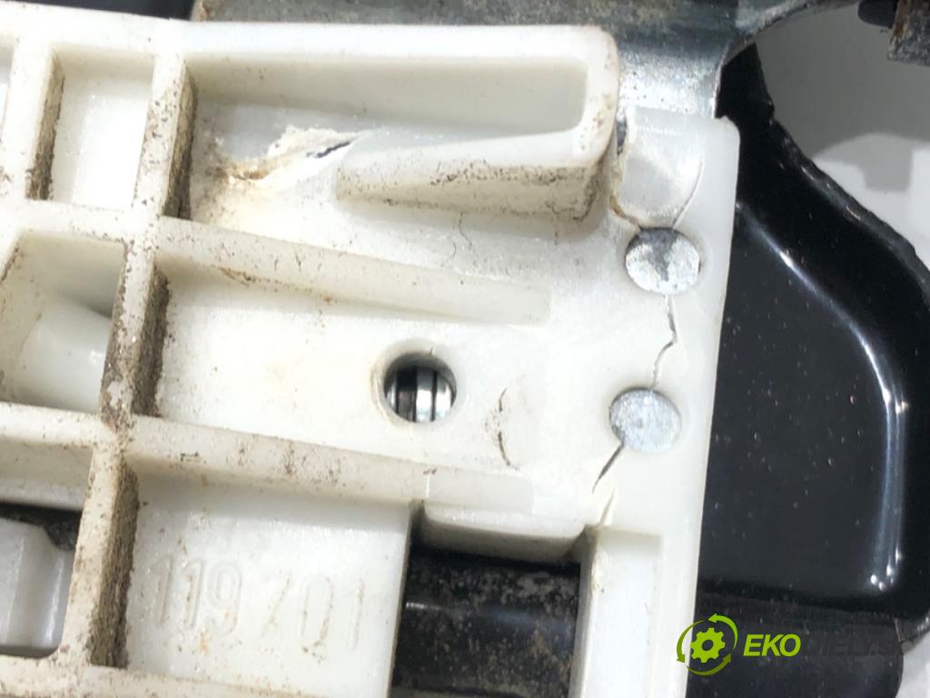 SKODA FABIA II liftback 2009 59 kW 1.4 TDI 1422 mechanismus okna levý přední část 5J1837401B