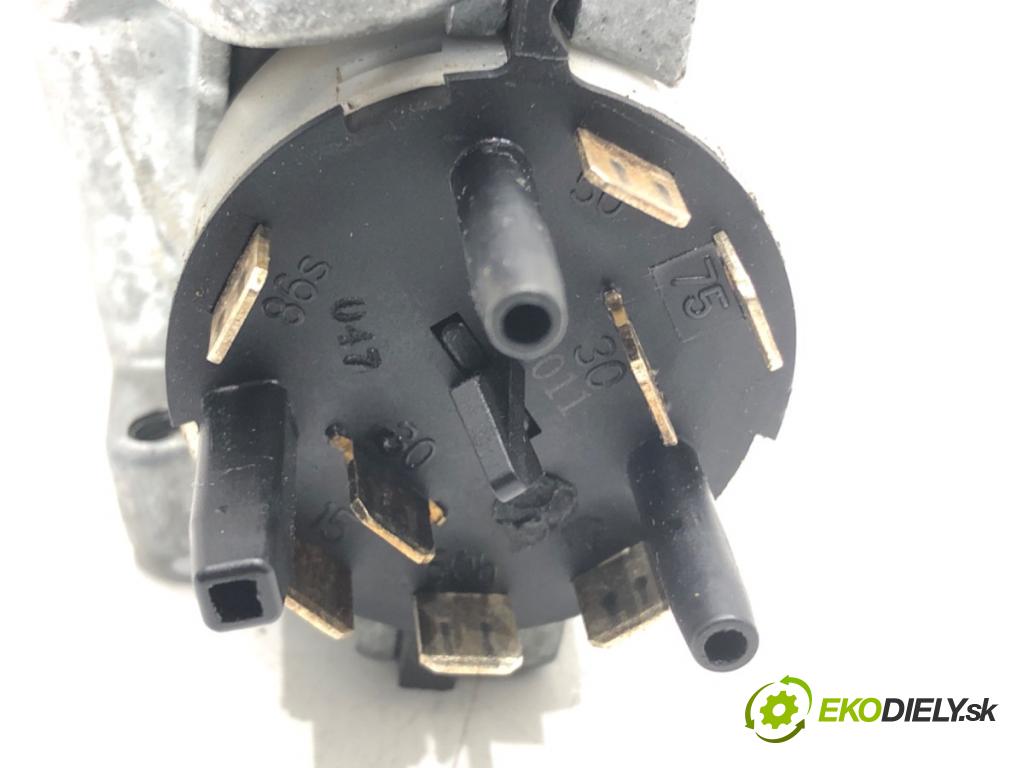 AUDI A4 B5 (8D2) 1994 - 2001    1.9 TDI 66 kW [90 KM] olej napędowy 1995 - 2000  spinačka 4D0905851A (Spínacie skrinky a kľúče)