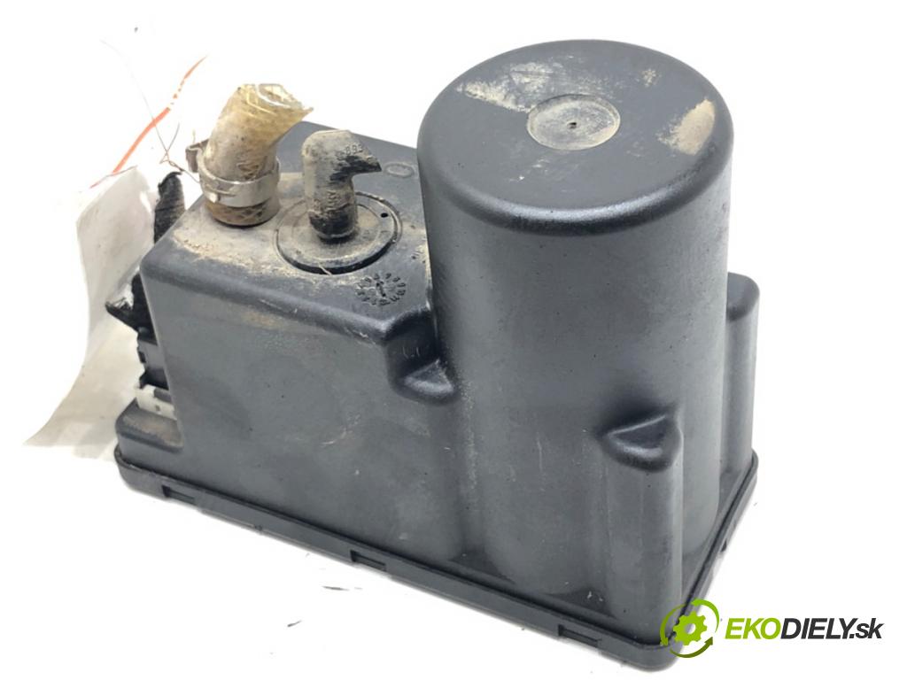 AUDI A4 B5 (8D2) 1994 - 2001    1.9 TDI 66 kW [90 KM] olej napędowy 1995 - 2000  pumpa centrálneho zámku 4A0862257A (Riadiace jednotky centrálneho zámku)