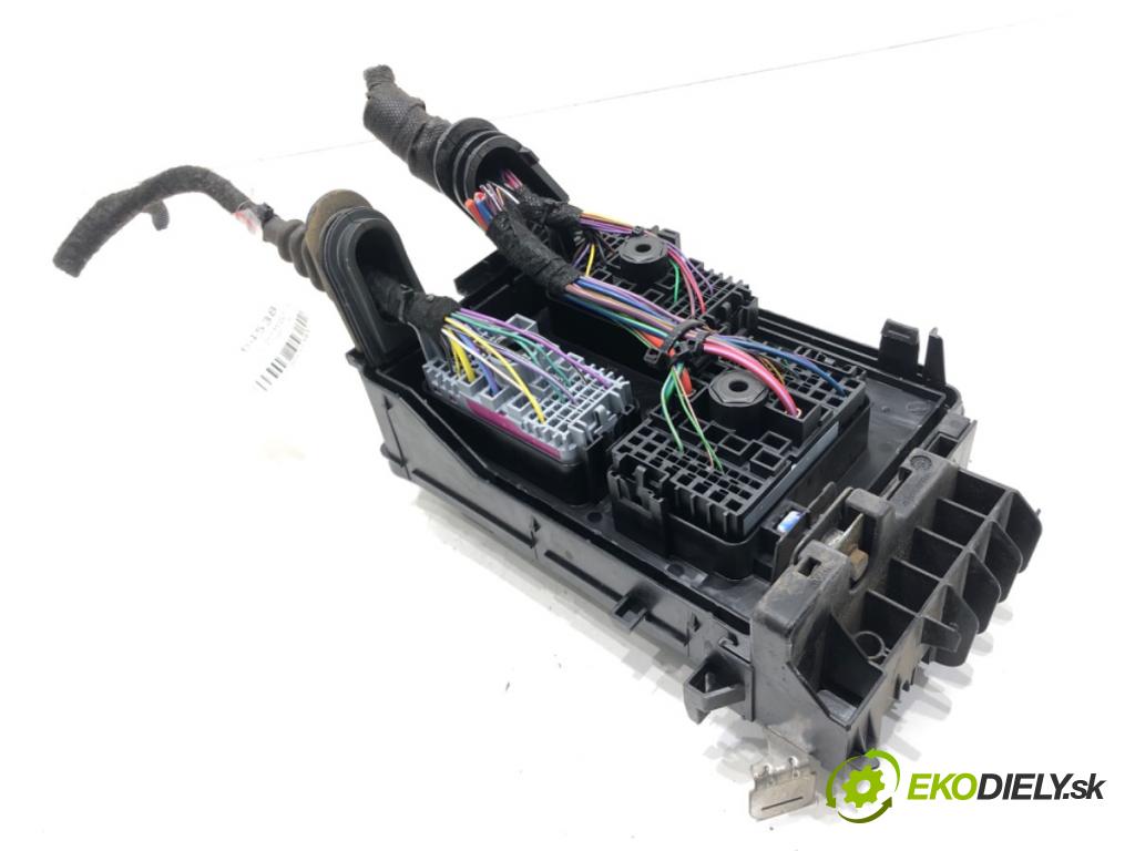 OPEL ASTRA K Sports Tourer (B16) 2015 - 2022    1.6 CDTi (35) 81 kW [110 KM] olej napędowy 2015 - 2022  skříňka poistková 39040850 (Pojistkové skříňky)