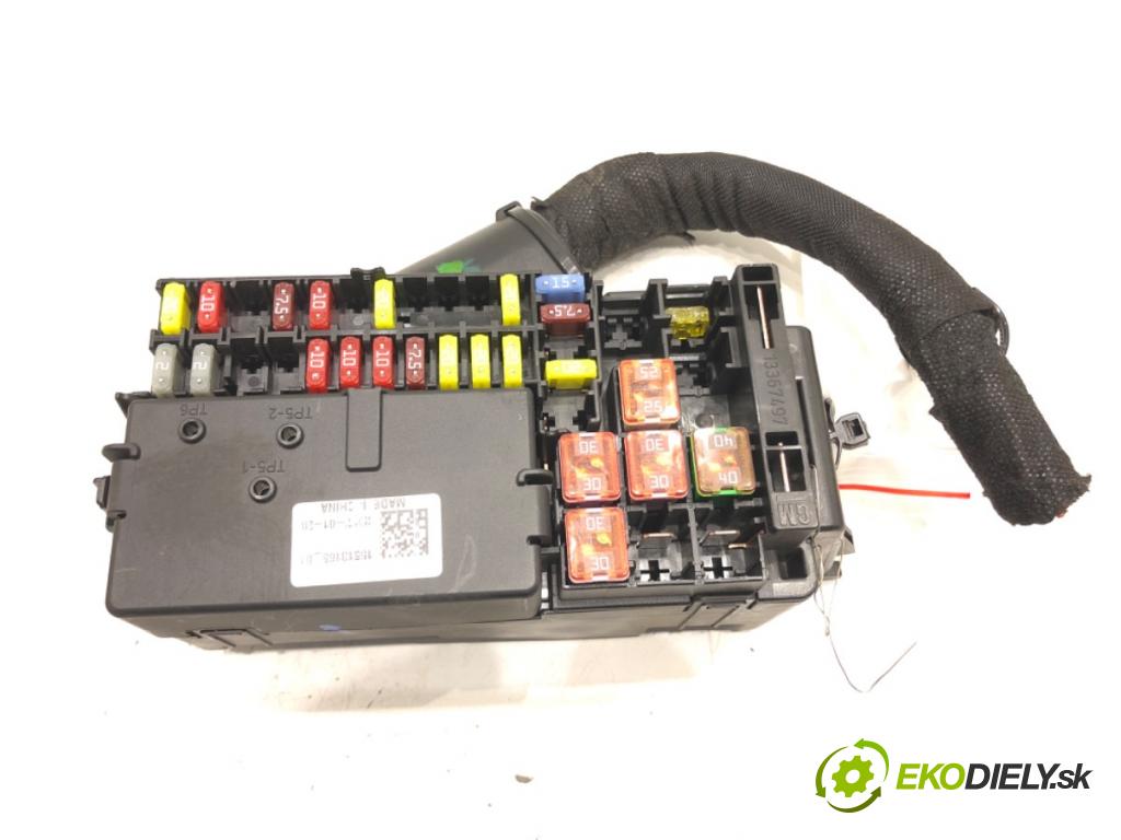 OPEL ASTRA K Sports Tourer (B16) 2015 - 2022    1.6 CDTi (35) 81 kW [110 KM] olej napędowy 2015 - 2022  skříňka poistková 15513165 (Pojistkové skříňky)