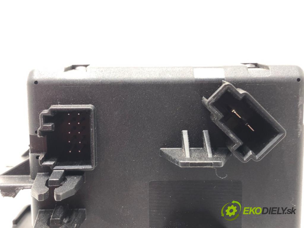 MERCEDES-BENZ KLASA C (W204) 2007 - 2015    C 180 CGI (204.031) 115 kW [156 KM] benzyna 2008 - 2014  spinačka A2079052600 (Spínacie skrinky a kľúče)