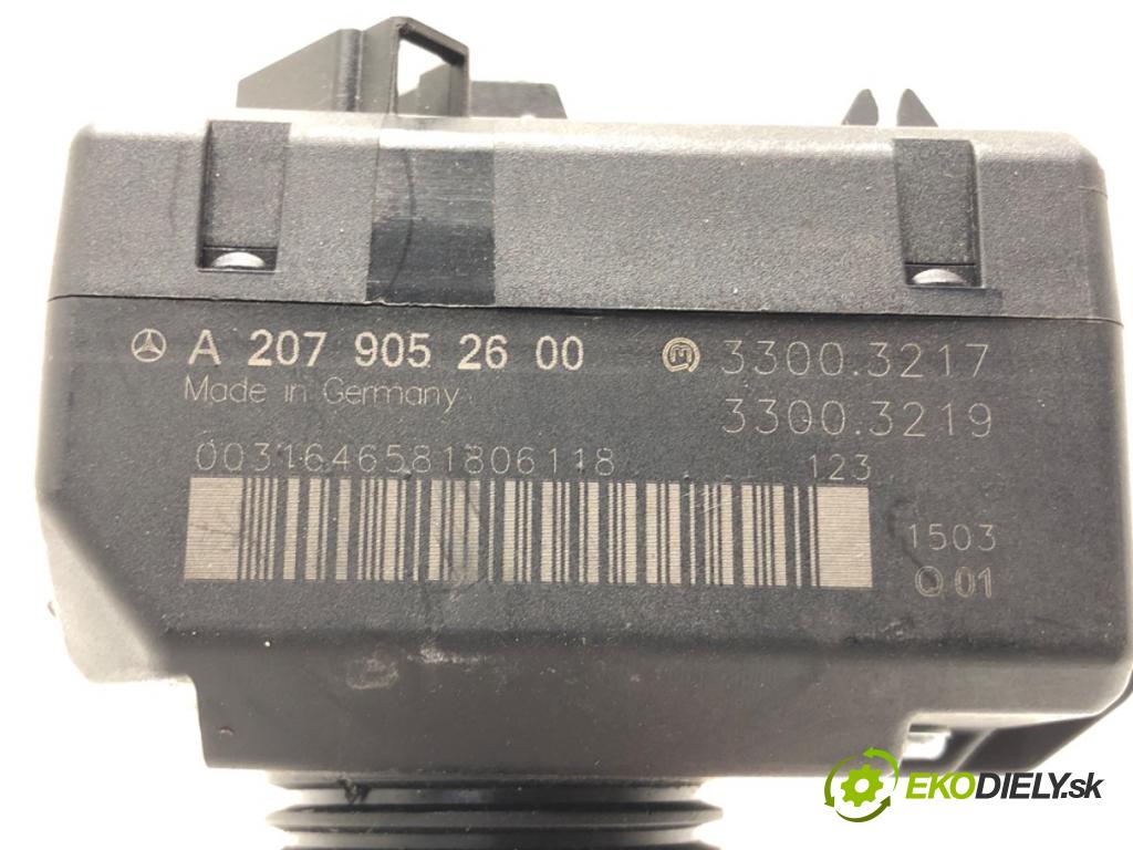 MERCEDES-BENZ KLASA C (W204) 2007 - 2015    C 180 CGI (204.031) 115 kW [156 KM] benzyna 2008 - 2014  spinačka A2079052600 (Spínacie skrinky a kľúče)