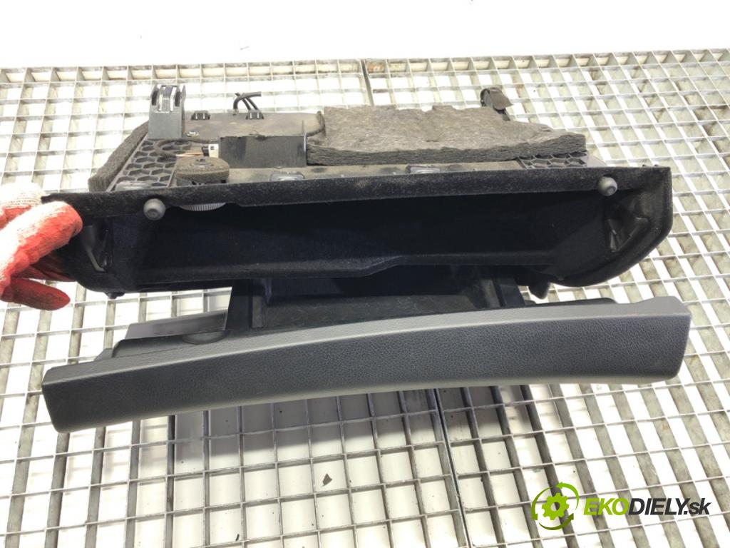 MERCEDES-BENZ KLASA C (W204) 2007 - 2015    C 180 CGI (204.031) 115 kW [156 KM] benzyna 2008 - 2014  Priehradka, kastlík spolujazdca  (Priehradky, kastlíky)