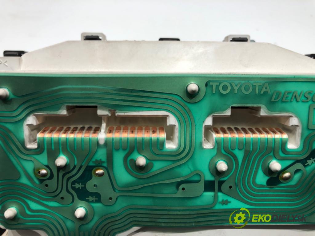 TOYOTA YARIS (_P1_) 1999 - 2005    1.0 (SCP10_) 50 kW [68 KM] benzyna 1999 - 2005  Prístrojovka 83800-52120 (Prístrojové dosky, displeje)