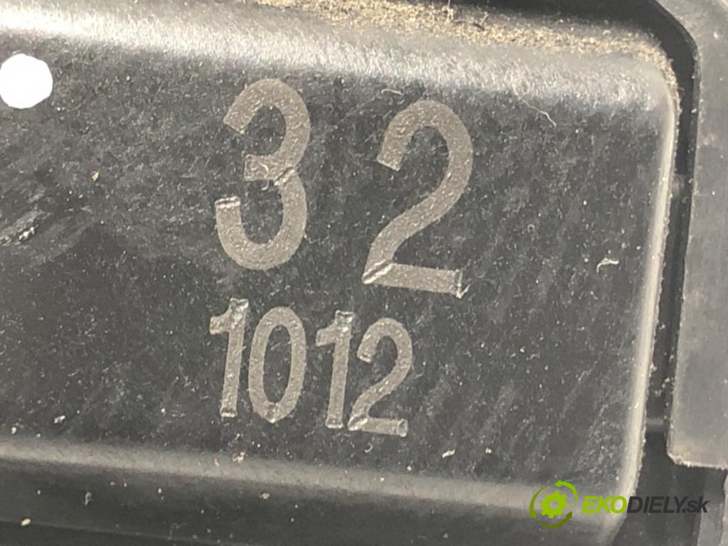 TOYOTA COROLLA Verso (_E12_) 2001 - 2007    2.0 D-4D (CDE120_) 66 kW [90 KM] olej napędowy 2002 - 2004  zámok dveře pravý zadní část