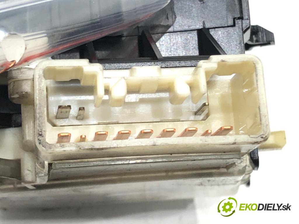 TOYOTA COROLLA Verso (_E12_) 2001 - 2007    2.0 D-4D (CDE120_) 66 kW [90 KM] olej napędowy 2002 - 2004  Prepínač smeroviek 173753 (Prepínače, spínače, tlačidlá a ovládače kúrenia)