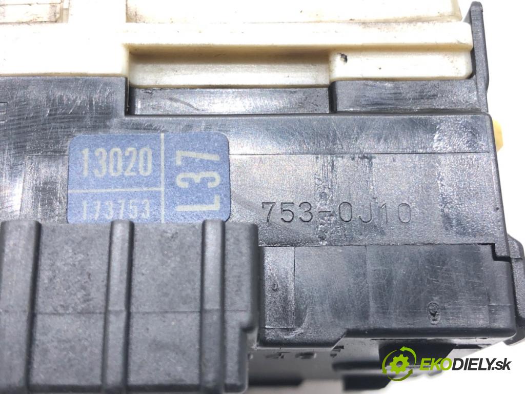 TOYOTA COROLLA Verso (_E12_) 2001 - 2007    2.0 D-4D (CDE120_) 66 kW [90 KM] olej napędowy 2002 - 2004  Prepínač smeroviek 173753 (Prepínače, spínače, tlačidlá a ovládače kúrenia)