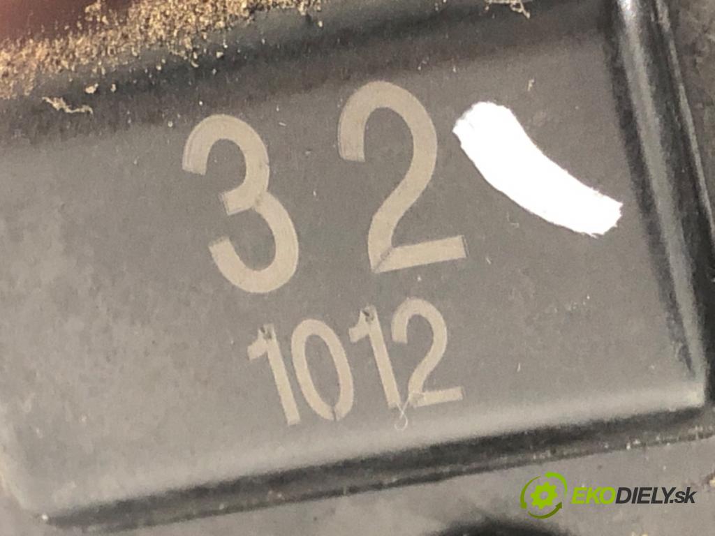 TOYOTA COROLLA Verso (_E12_) 2001 - 2007    2.0 D-4D (CDE120_) 66 kW [90 KM] olej napędowy 2002 - 2004  zámok dveře levý zadní část