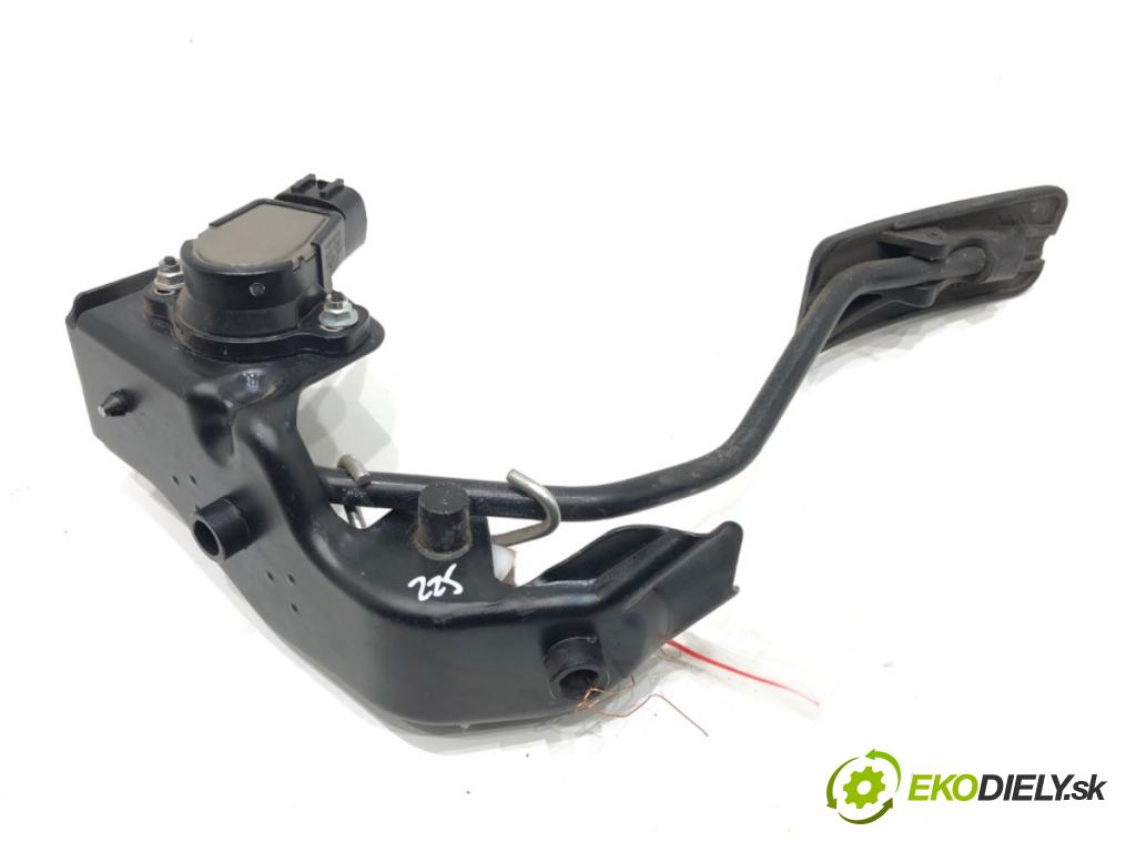 TOYOTA COROLLA Verso (ZER_, ZZE12_, R1_) 2004 - 2009    1.8 (ZNR11_) 95 kW [129 KM] benzyna 2004 - 2009  Potenciometer plynu  (Pedále)