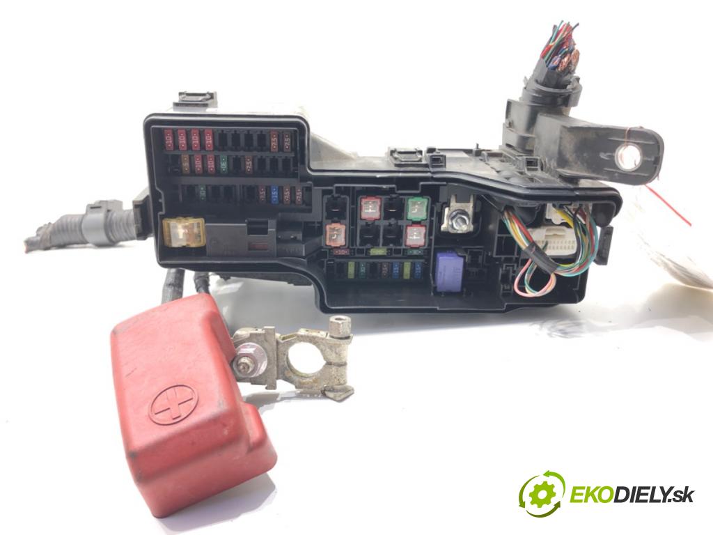 CITROEN C1 II (PA_, PS_) 2014 - 2022    1.0 VTi 68 51 kW [69 KM] benzyna 2014 - 2022  skříňka poistková 821110HS80 (Pojistkové skříňky)