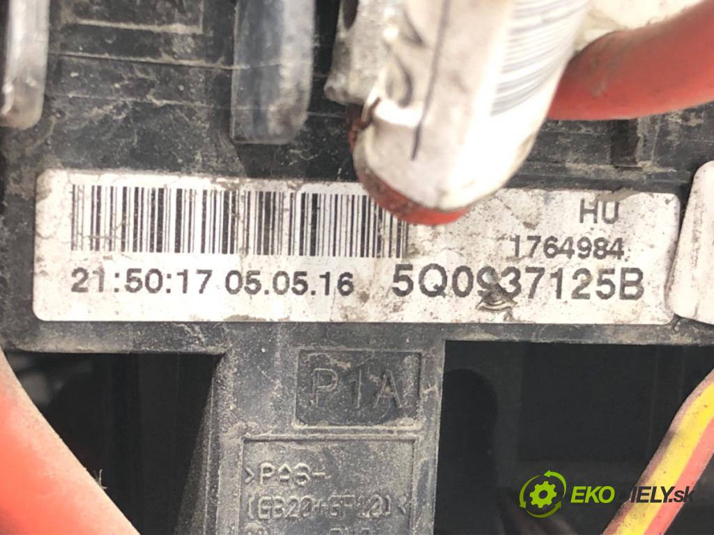 VW PASSAT B8 Variant (3G5, CB5) 2014 - 2022    2.0 TDI 110 kW [150 KM] olej napędowy 2014 - 2022  skříňka poistková 5Q0937125B (Pojistkové skříňky)