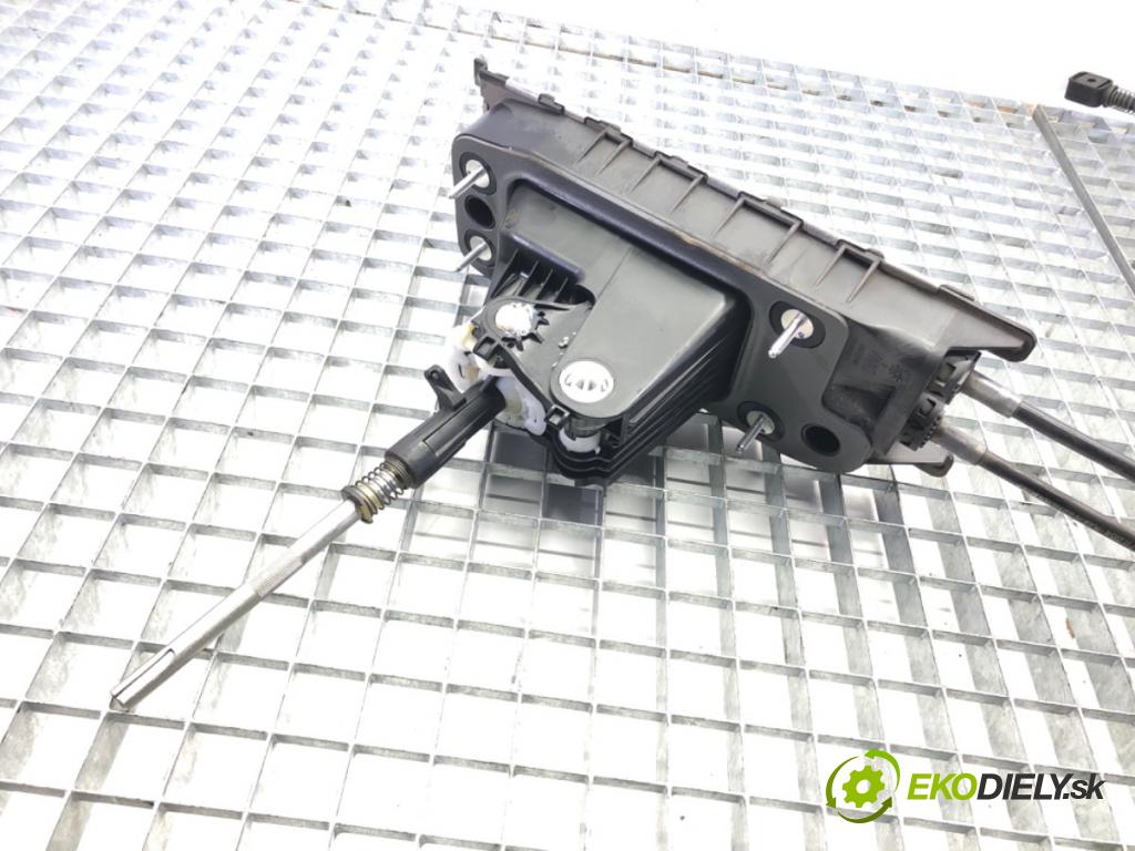 VW PASSAT B8 Variant (3G5, CB5) 2014 - 2022    2.0 TDI 110 kW [150 KM] olej napędowy 2014 - 2022  Kulisa 3Q0711049R (Rýchlostné páky / kulisy)