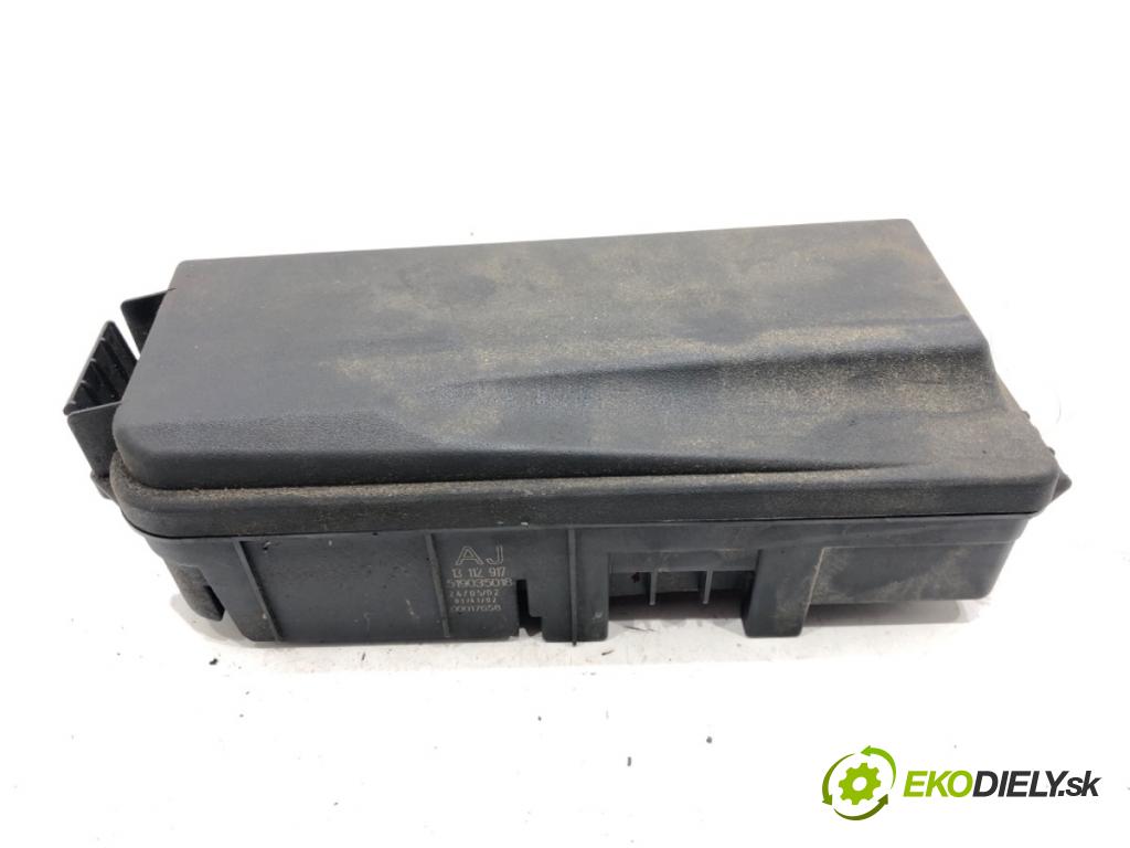 OPEL VECTRA C (Z02) 2002 - 2009    2.0 DTI 16V (F69) 74 kW [101 KM] olej napędowy 2002 - 2006  skříňka poistková 13112917 (Pojistkové skříňky)