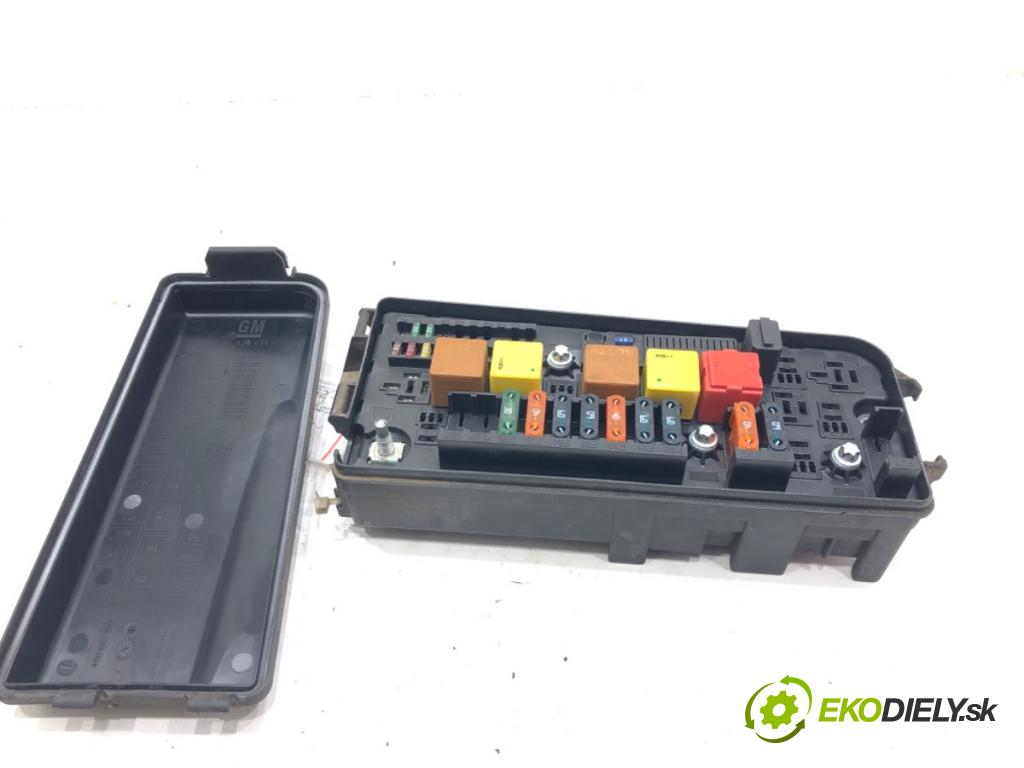 OPEL VECTRA C (Z02) 2002 - 2009    2.0 DTI 16V (F69) 74 kW [101 KM] olej napędowy 2002 - 2006  skříňka poistková 13112917 (Pojistkové skříňky)