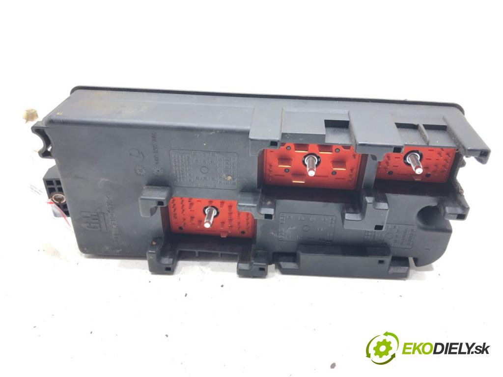 OPEL VECTRA C (Z02) 2002 - 2009    2.0 DTI 16V (F69) 74 kW [101 KM] olej napędowy 2002 - 2006  skříňka poistková 13112917 (Pojistkové skříňky)