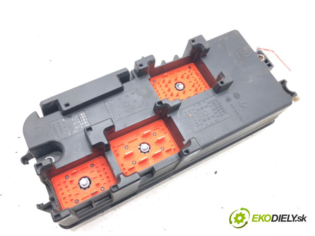 OPEL VECTRA C (Z02) 2002 - 2009    2.0 DTI 16V (F69) 74 kW [101 KM] olej napędowy 2002 - 2006  skříňka poistková 13112917 (Pojistkové skříňky)