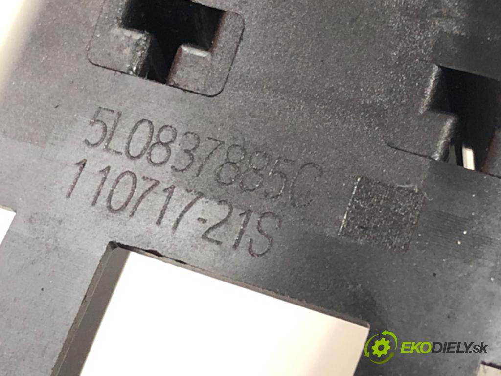 SKODA OCTAVIA III (5E3, NL3, NR3) 2012 - 2022    1.4 TSI 110 kW [150 KM] benzyna 2014 - 2020  Kľučka vonkajšia pravy zad