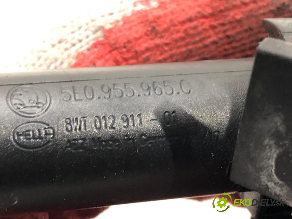 SKODA OCTAVIA III (5E3, NL3, NR3) 2012 - 2022    1.4 TSI 110 kW [150 KM] benzyna 2014 - 2020  ostrekovača svetla ľavy 5E0955965C (Motorčeky, čerpadlá ostrekovačov)
