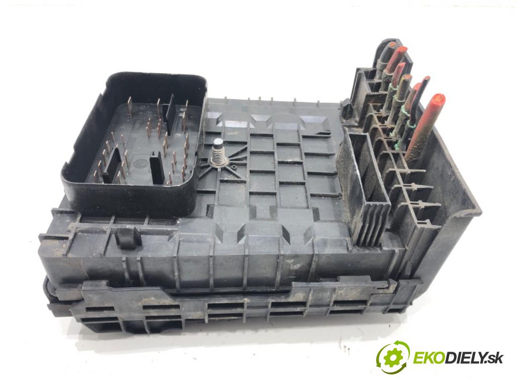 SKODA OCTAVIA II (1Z3) 2004 - 2013    1.9 TDI 77 kW [105 KM] olej napędowy 2004 - 2010  skříňka poistková  (Pojistkové skříňky)