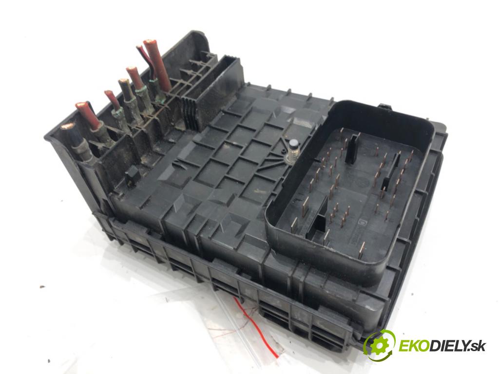 SKODA OCTAVIA II (1Z3) 2004 - 2013    1.9 TDI 77 kW [105 KM] olej napędowy 2004 - 2010  skříňka poistková  (Pojistkové skříňky)