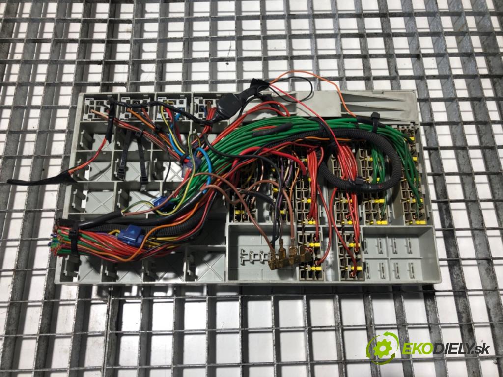 SCANIA 4 - series 1995 - 2008    124 /G420  skříňka poistková 1746773 (Pojistkové skříňky)