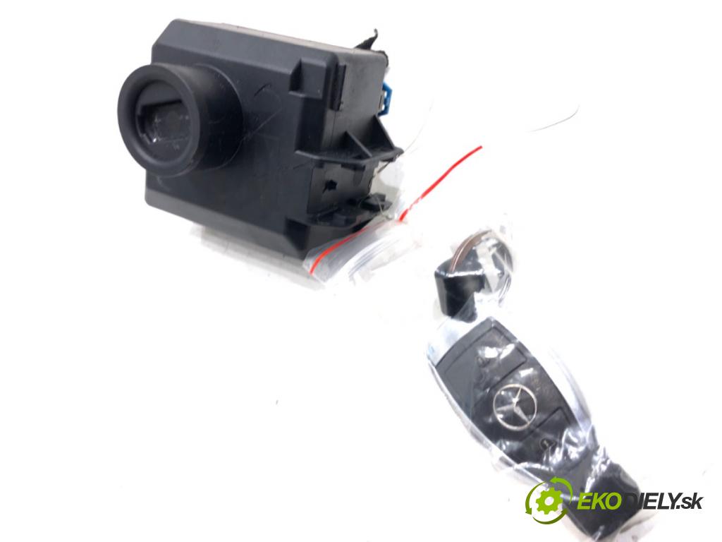 MERCEDES-BENZ KLASA A (W176) 2012 - 2018    A 180 CDI (176.000) 80 kW [109 KM] olej napędowy 2012 - 2014  spinačka A2469059500 (Spínacie skrinky a kľúče)