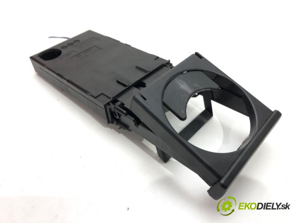 AUDI A4 B5 Avant (8D5) 1994 - 2002    1.9 TDI 85 kW [115 KM] olej napędowy 2000 - 2001  Držiak na nápoje  (Úchyty, držiaky na nápoje)