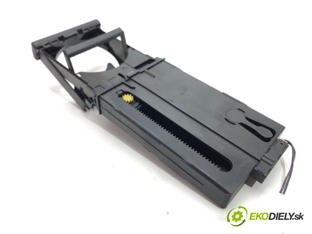 AUDI A4 B5 Avant (8D5) 1994 - 2002    1.9 TDI 85 kW [115 KM] olej napędowy 2000 - 2001  Držiak na nápoje  (Úchyty, držiaky na nápoje)