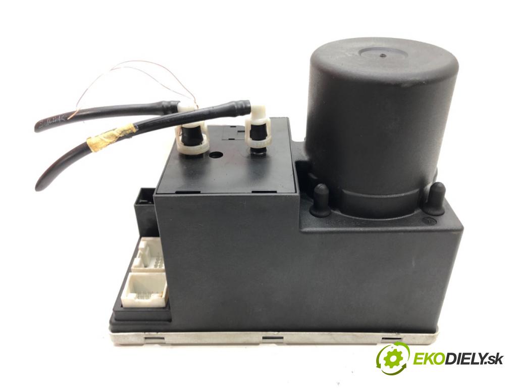 AUDI A4 B5 Avant (8D5) 1994 - 2002    1.9 TDI 85 kW [115 KM] olej napędowy 2000 - 2001  pumpa centrálneho zámku 8D0862257B (Riadiace jednotky centrálneho zámku)