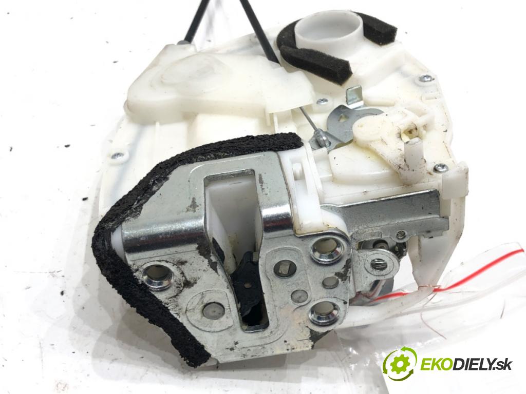 SUZUKI SX4 (EY, GY) 2006 - 2022    1.6 DDIS (RW 416D) 66 kW [90 KM] olej napędowy 2007 - 2022  zámok dveře levý zadní část 82302-79J20