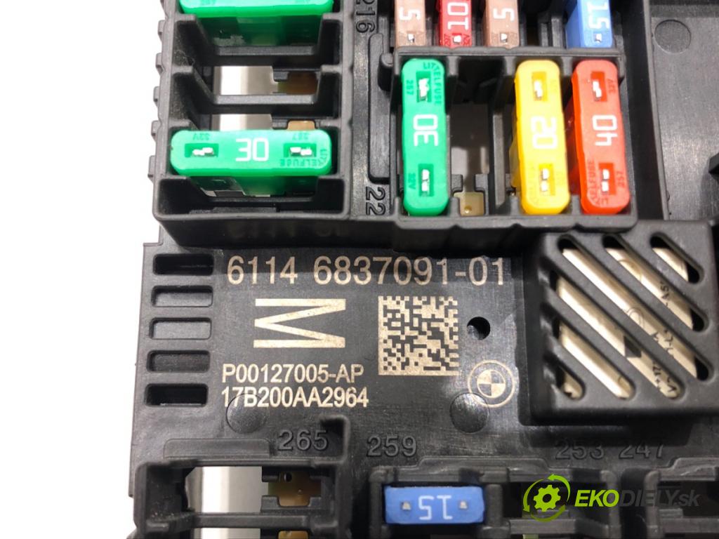 BMW 5 (G30, F90) 2016 - 2022    540 i xDrive 250 kW [340 KM] benzyna 2016 - 2020  skříňka poistková 6837091 (Pojistkové skříňky)