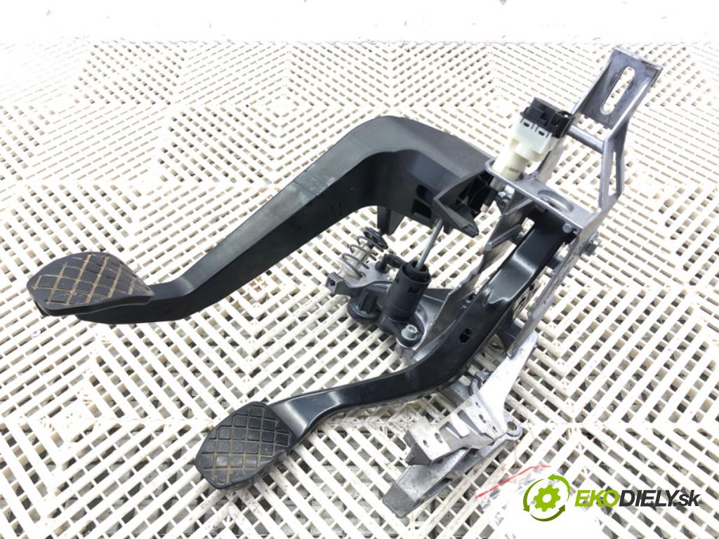 AUDI A4 B7 Avant (8ED) 2004 - 2008    2.0 TDI 103 kW [140 KM] olej napędowy 2004 - 2008  PEDÁL: manuálne 8E1721117D (Pedále)