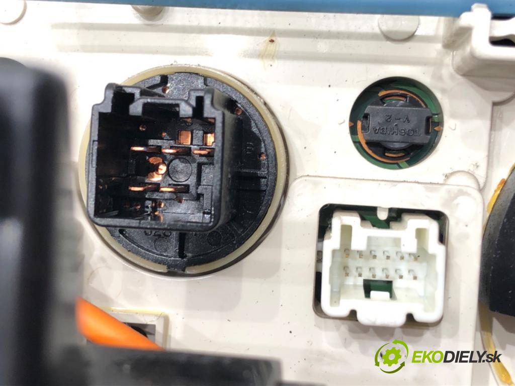 MAZDA 2 (DE_, DH_) 2007 - 2015    1.4 MZR-CD 50 kW [68 KM] olej napędowy 2008 - 2015  Panel ovládania kúrenia UDF71 (Prepínače, spínače, tlačidlá a ovládače kúrenia)