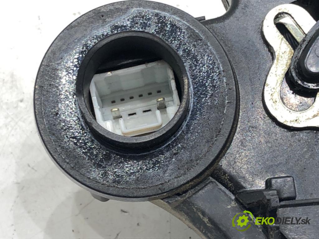 TOYOTA COROLLA Verso (ZER_, ZZE12_, R1_) 2004 - 2009    2.2 D-4D (AUR10_) 100 kW [136 KM] olej napędowy 2005 - 2009  zámok dveře levý zadní část