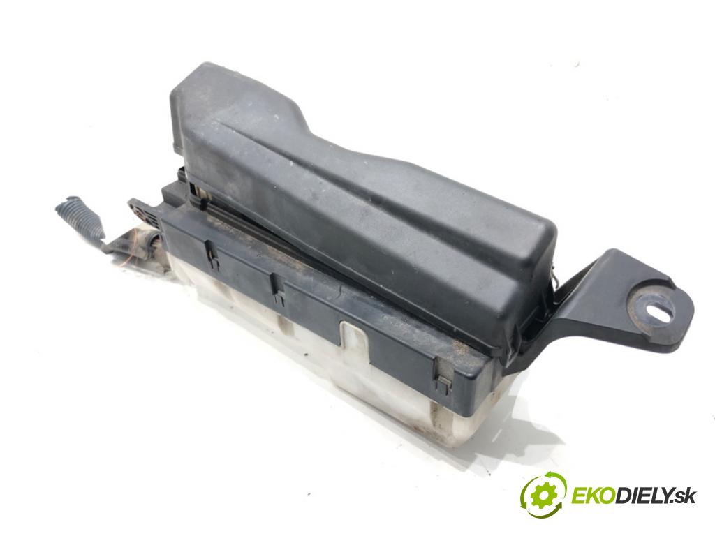 TOYOTA COROLLA Verso (ZER_, ZZE12_, R1_) 2004 - 2009    2.2 D-4D (AUR10_) 100 kW [136 KM] olej napędowy 2005 - 2009  skříňka poistková  (Pojistkové skříňky)