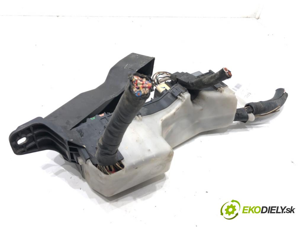 TOYOTA COROLLA Verso (ZER_, ZZE12_, R1_) 2004 - 2009    2.2 D-4D (AUR10_) 100 kW [136 KM] olej napędowy 2005 - 2009  skříňka poistková  (Pojistkové skříňky)