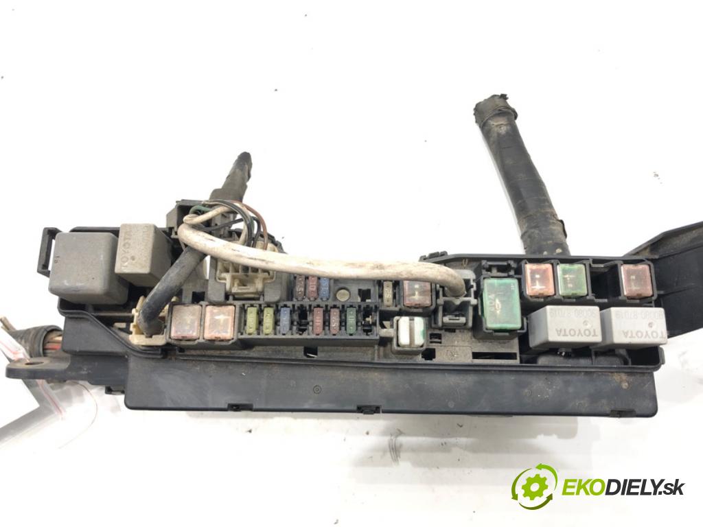 TOYOTA COROLLA Verso (ZER_, ZZE12_, R1_) 2004 - 2009    2.2 D-4D (AUR10_) 100 kW [136 KM] olej napędowy 2005 - 2009  skříňka poistková  (Pojistkové skříňky)