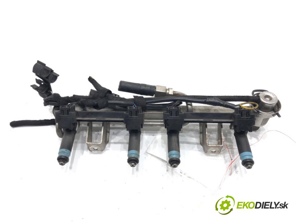 AUDI A4 B7 (8EC) 2004 - 2008    1.6 75 kW [102 KM] benzyna 2004 - 2008  Lišta vstrekovacia 06B133551H (Vstrekovacie lišty)